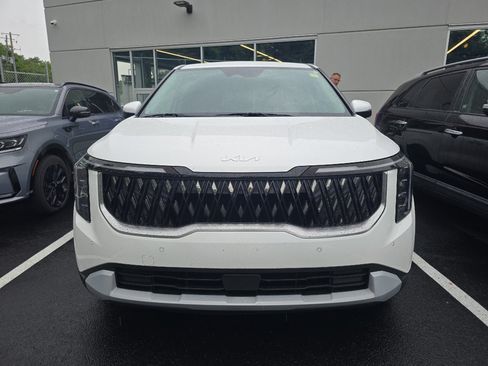 Used 2025 Kia Carnival FWD image 3