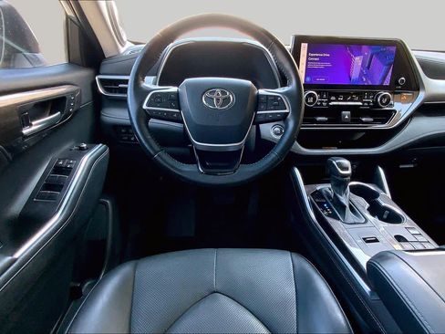 Used 2023 Toyota Highlander Platinum FWD image 6