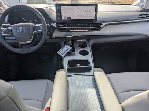 New 2026 Toyota Sienna XLE FWD image 18