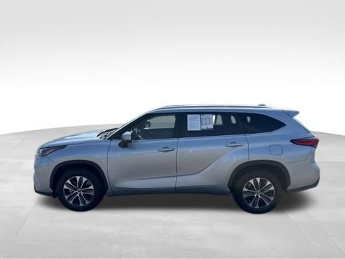Used 2023 Toyota Highlander XLE FWD image 2