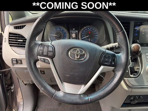 Used 2017 Toyota Sienna XLE FWD image 12
