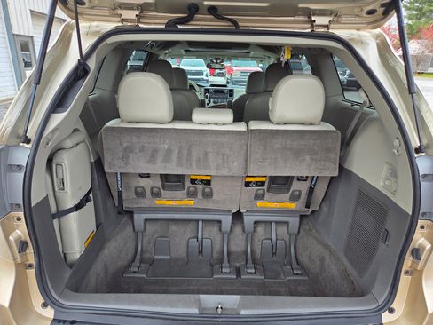 Used 2011 Toyota Sienna XLE image 6
