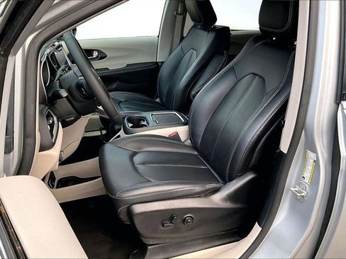 Used 2024 Chrysler Pacifica Touring-L FWD image 25