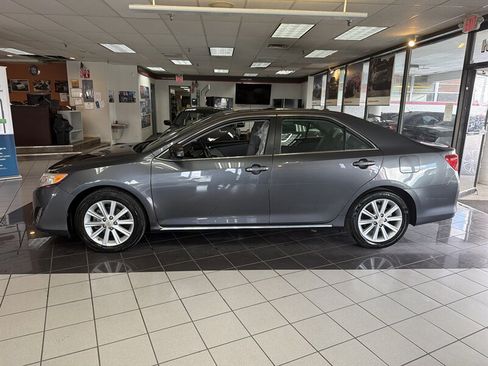Used 2012 Toyota Camry XLE w/ Convenience Pkg FWD image 2