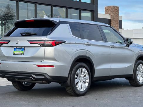 New 2025 Mitsubishi Outlander ES image 5