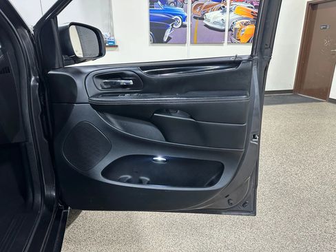 Used 2017 Dodge Grand Caravan SE image 16