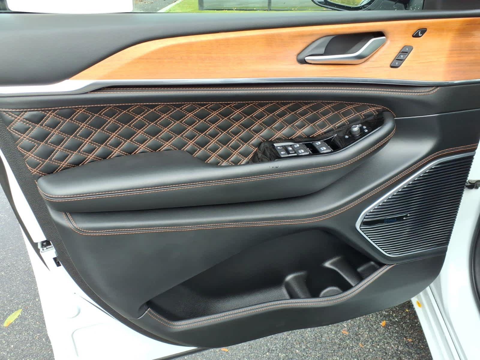 Used 2023 Jeep Grand Cherokee Summit AWD/4WD image 10