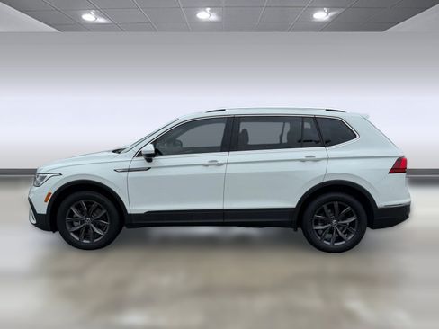 Certified 2022 Volkswagen Tiguan SE w/ Panoramic Sunroof Package FWD image 2