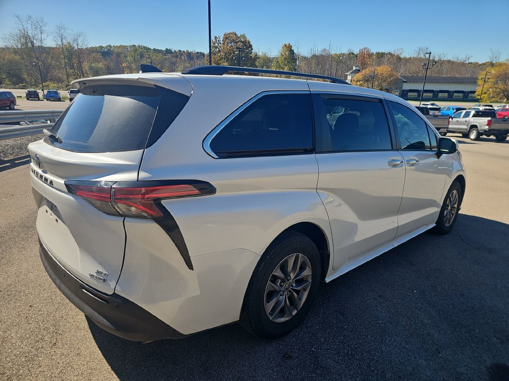 Used 2022 Toyota Sienna XLE AWD/4WD image 5