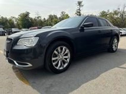 Used 2018 Chrysler 300 Touring image 1