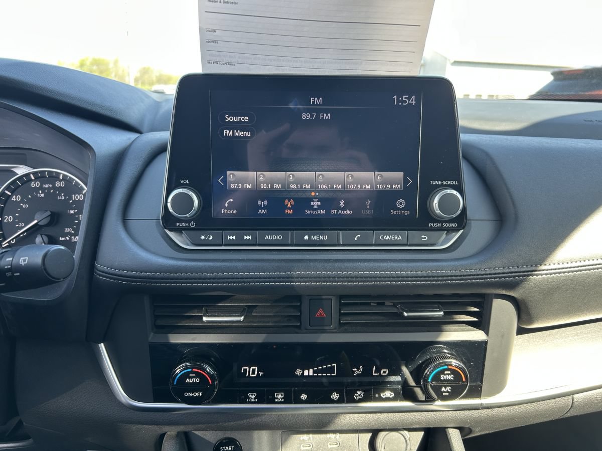Used 2024 Nissan Rogue SV FWD image 9