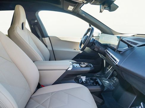 Used 2025 BMW iX xDrive50 image 18