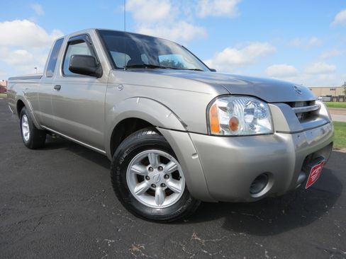 Used 2004 Nissan Frontier XE w/ (VTP) Value Truck Pkg image 2