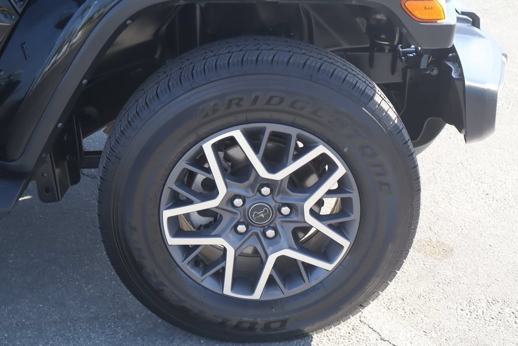 Used 2024 Jeep Wrangler Unlimited Sahara AWD/4WD image 10