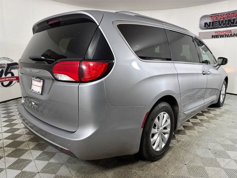 Used 2018 Chrysler Pacifica Touring-L image 3