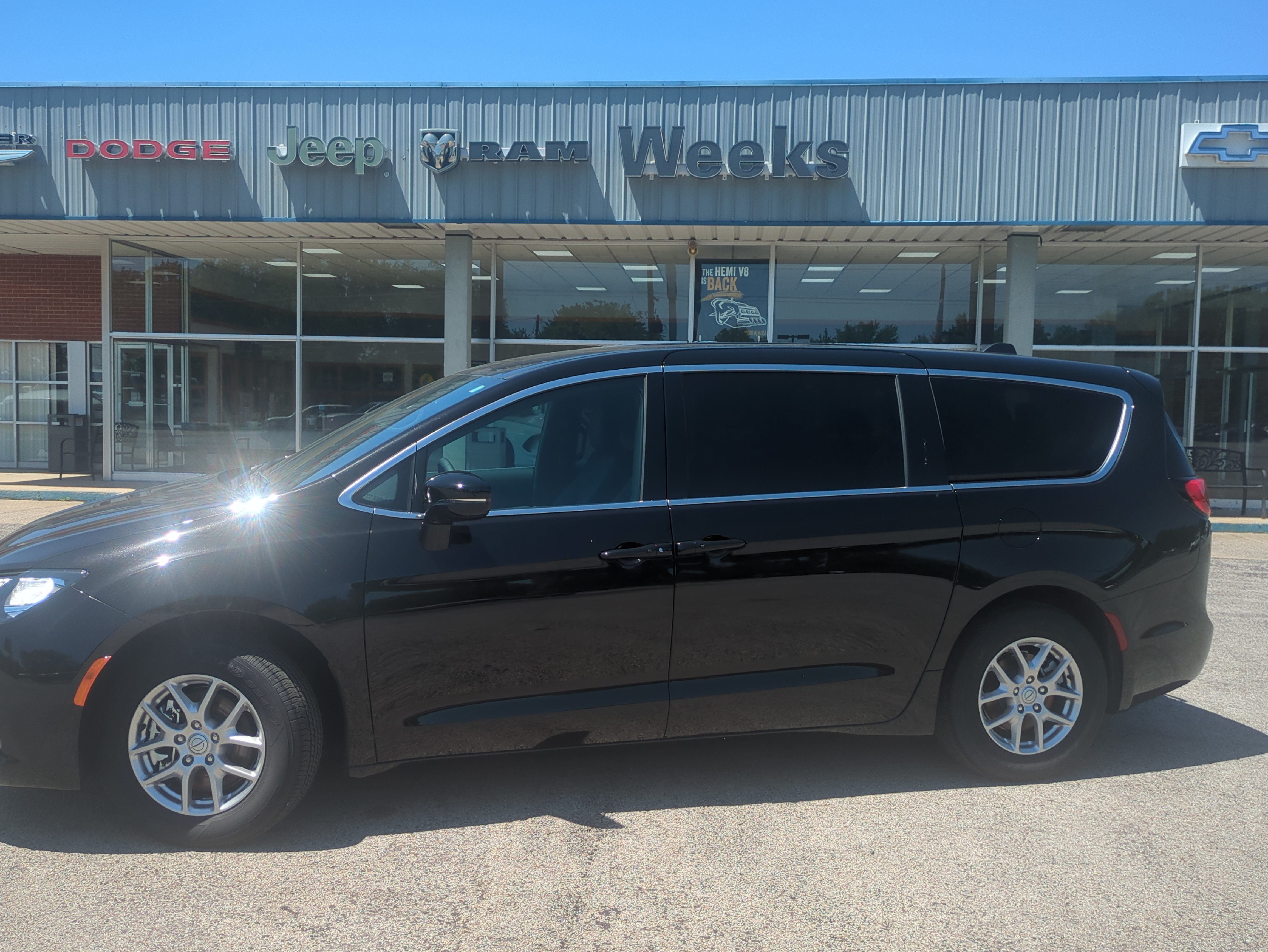 Used 2026 Chrysler Voyager LX FWD image 2