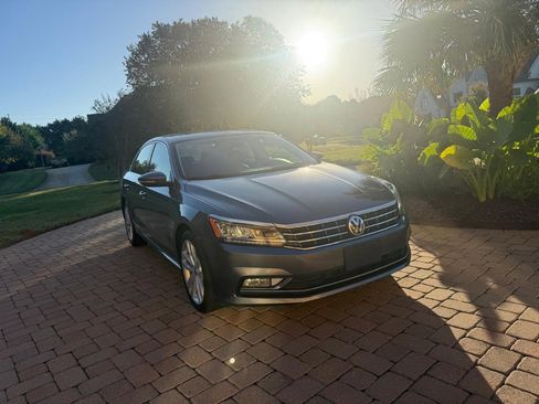 Used 2018 Volkswagen Passat 2.0T SE image 2