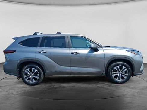 Used 2025 Toyota Highlander XLE AWD/4WD image 4