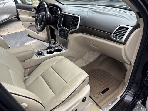 Used 2017 Jeep Grand Cherokee Overland w/ Jeep Active Safety Group image 23