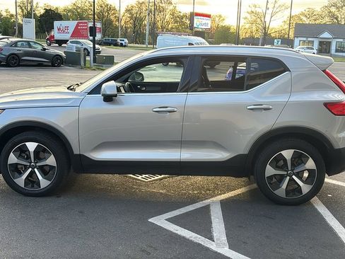 Certified 2025 Volvo XC40 B5 Plus AWD/4WD image 3