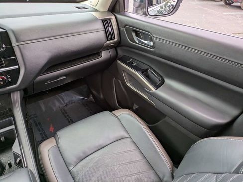 Used 2024 Nissan Pathfinder Platinum w/ Black Appearance Package image 20