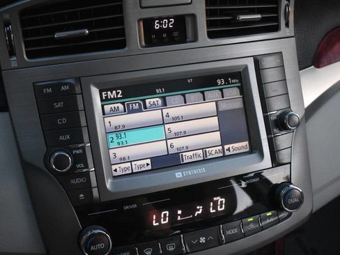 Used 2011 Toyota Avalon Limited image 19