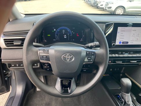 Used 2025 Toyota Camry LE image 28