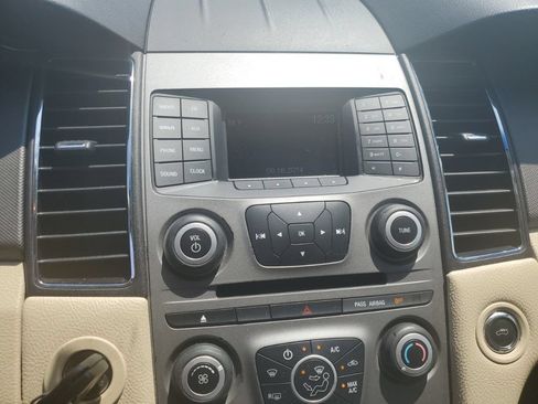 Used 2015 Ford Taurus SE FWD image 11