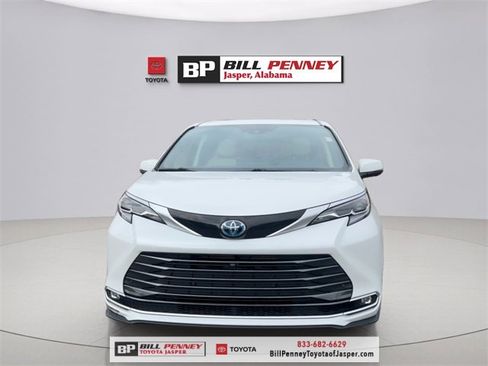 Used 2025 Toyota Sienna Platinum image 8