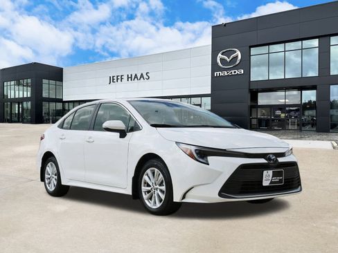 Used 2025 Toyota Corolla XLE image 4