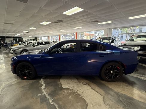 Used 2018 Dodge Charger SXT w/ Blacktop Package image 4