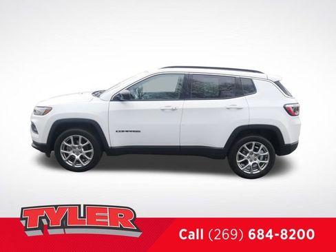 Used 2022 Jeep Compass Latitude image 4