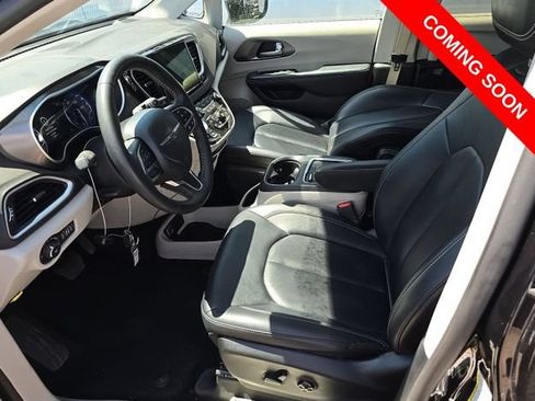 Used 2024 Chrysler Pacifica Touring-L FWD image 6