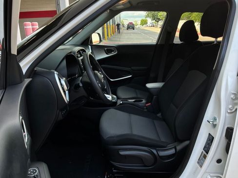 Used 2025 Kia Soul LX w/ LX Technology Package FWD image 9