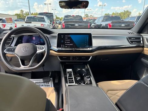 Used 2025 Volkswagen Atlas Cross Sport SE w/ Panoramic Sunroof Package image 13