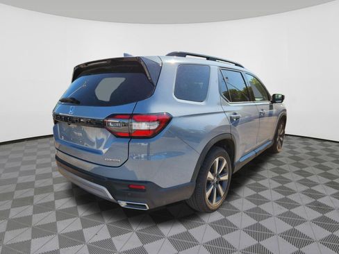 Used 2025 Honda Pilot Touring image 4