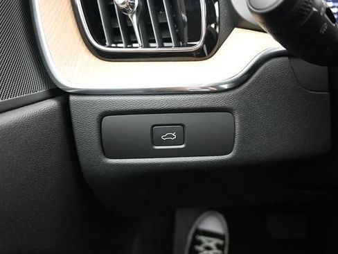 New 2026 Volvo XC60 B5 Core w/ Climate Package image 28