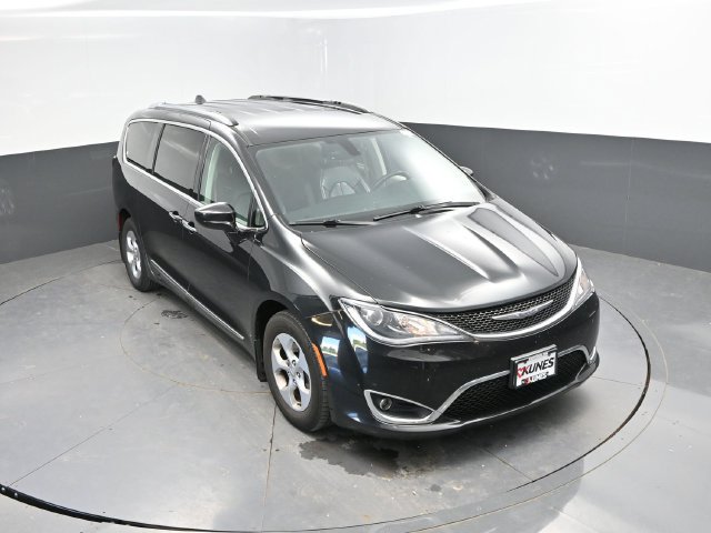 Used 2017 Chrysler Pacifica Touring-L Plus FWD image 39