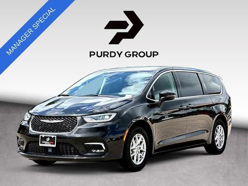 Used 2023 Chrysler Pacifica Touring-L FWD image 4