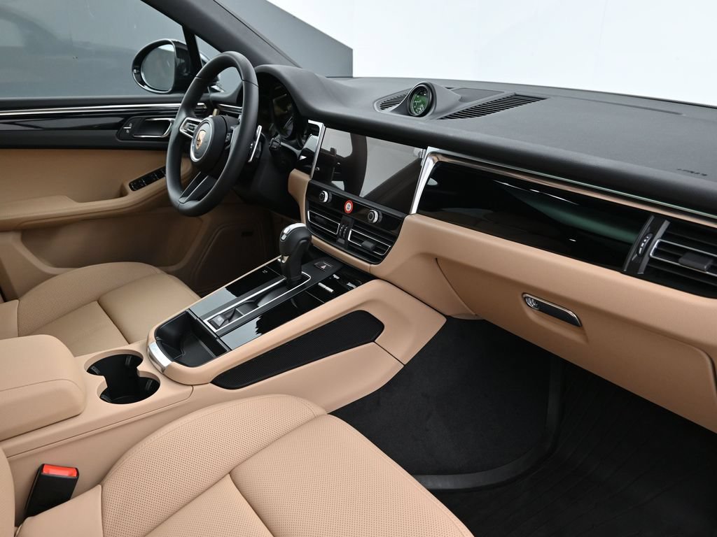 Certified 2026 Porsche Macan AWD/4WD image 14