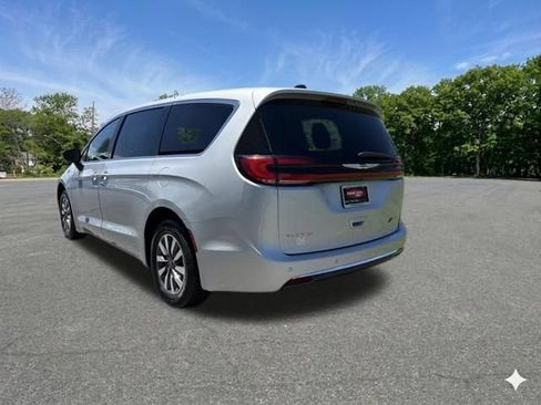 Used 2024 Chrysler Pacifica Limited FWD image 6