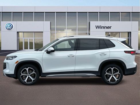 New 2025 Volkswagen Tiguan SE image 2