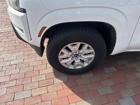 Used 2022 Nissan Frontier SV RWD image 2