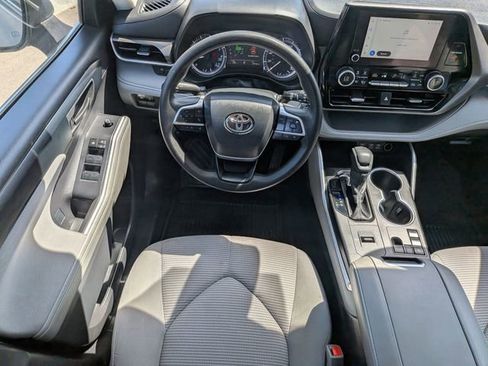 Used 2023 Toyota Highlander L FWD image 16
