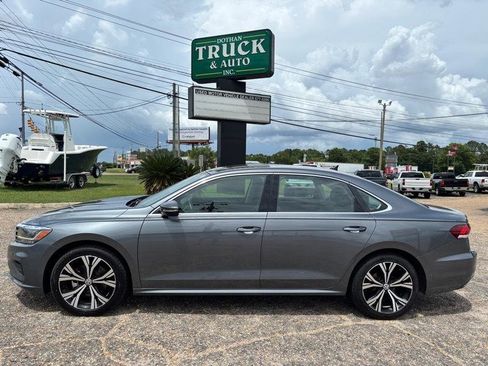 Used 2022 Volkswagen Passat 2.0T SE FWD image 2