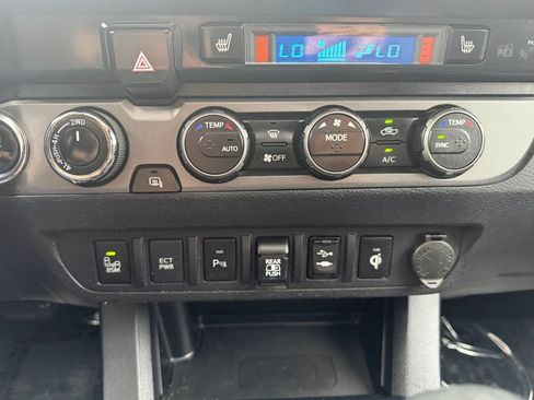 Used 2019 Toyota Tacoma TRD Off-Road w/ TRD Premium Off Road Package AWD/4WD image 19