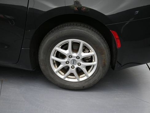 Used 2023 Chrysler Voyager LX FWD image 15