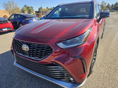 Used 2021 Toyota Highlander XSE image 2