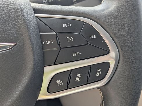 Used 2023 Chrysler Pacifica Touring-L FWD image 18