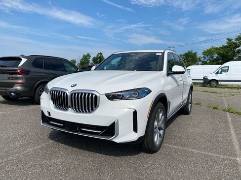 New 2026 BMW X5 xDrive40i w/ Premium Package AWD/4WD image 1
